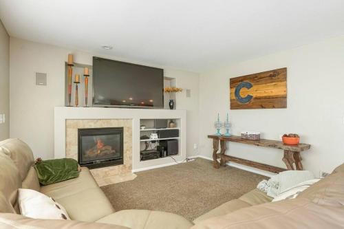 Sleeps 12 - Thornton - 25 Min to Downtown Denver