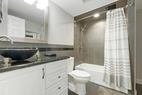 Sleeps 12 - Thornton - 25 Min to Downtown Denver