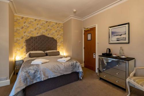 Holly Lodge Guest House - image 9