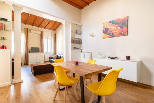 Modern, Bright near Boboli Gardens & Santo Spirito - HomeUnity, Florence