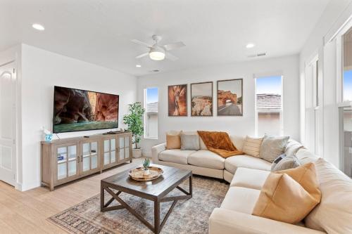 Paseos 1433 Beautiful New Home, Private Swim Spa and Hot tub, BBQ Grill, and Foosball