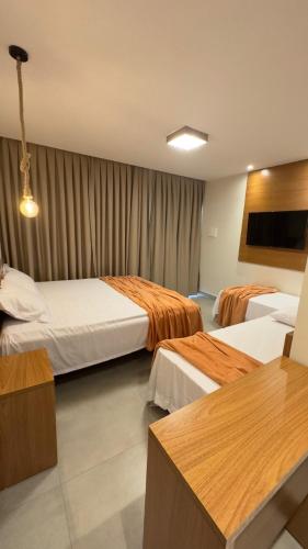 7 queen beds, 7 twin beds
