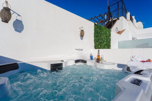 Atico & Jacuzzi CRUZ by Cadiz4Rentals