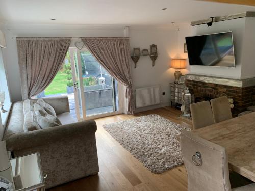 Beautiful Little Bungalow, Indoor Fireplace, & Bar in แบรนด์ แฮทช์