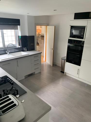 Beautiful Little Bungalow, Indoor Fireplace, & Bar in แบรนด์ แฮทช์