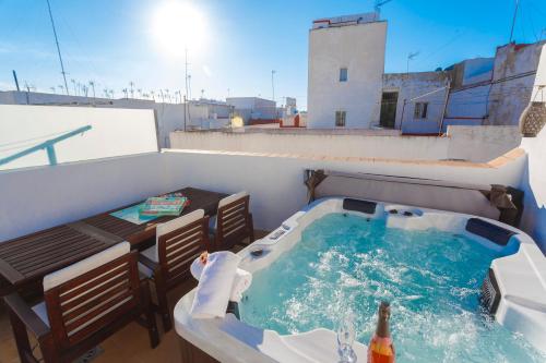 Atico & Jacuzzi CRUZ by Cadiz4Rentals