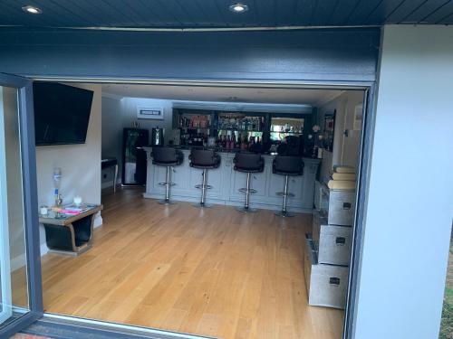 ผับ/เลาจน์, Beautiful Little Bungalow, Indoor Fireplace, & Bar in แบรนด์ แฮทช์