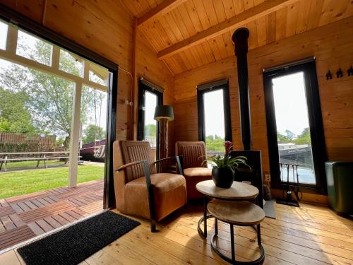 NEW - Private Cabin - on a lake near Amsterdam in Baambrugse Zuwe