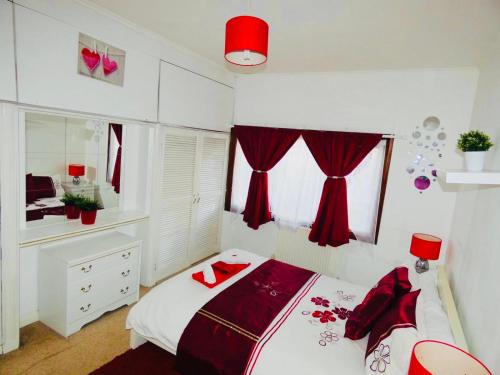 SPACIOUS 3 BED HOUSE WITH PARKING & GOOD TRANSPORT 4
