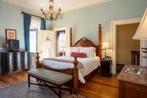 Juliette Low Room - Superior Queen with Balcony room in The Gastonian Historic Inns of Savannah Collection