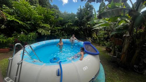 สระว่ายน้ำ, Fare HONU Cook’s Bay Moorea in มาฮาเรปา