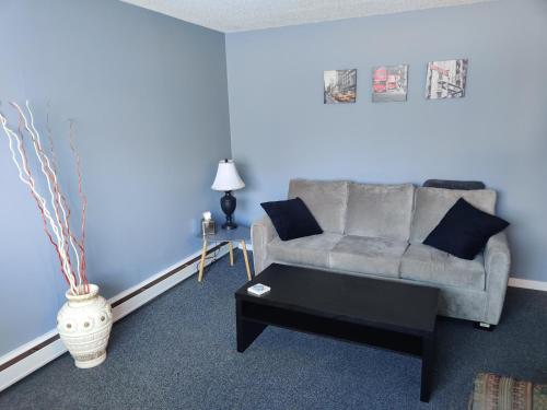 A Home Away - Wonderful Downtown Unit!