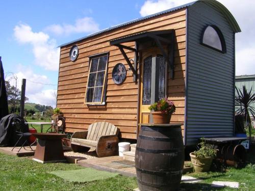 B&B Nyora - Cedar Wood Tiny House @ Wodalla Nyora Loch - Bed and Breakfast Nyora