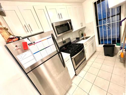 Bedroom 10 mins to Times Square! and is first floor in Queens, USA