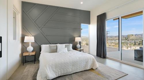 Desert Ridge - Hot Tub, Fire Pit, BBQ, Out Door Shower & Incredi home in Yucca Valley, USA