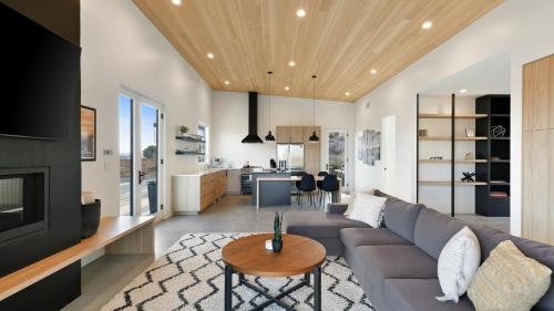 Desert Ridge - Hot Tub, Fire Pit, BBQ, Out Door Shower & Incredi home in Yucca Valley, USA