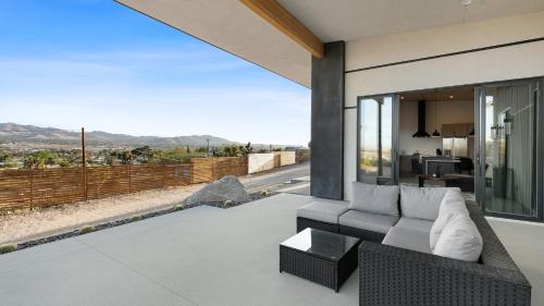 Desert Ridge - Hot Tub, Fire Pit, BBQ, Out Door Shower & Incredi home