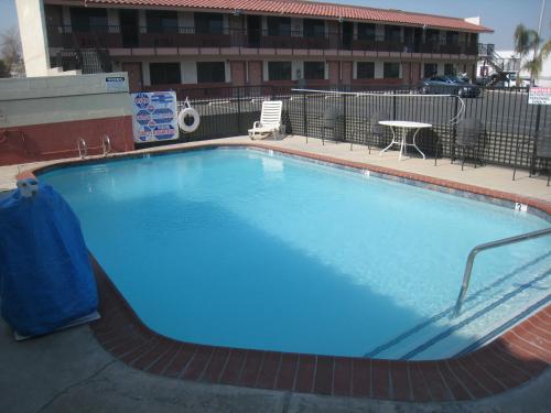 Swimming pool, Motel 8 Maricopa in Maricopa (CA)