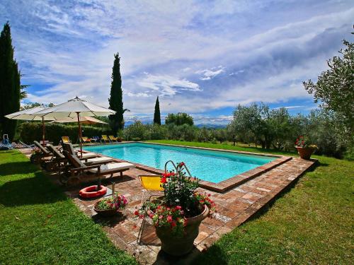  Farmhouse outside Todi with a guest pool, Pension in Chioano