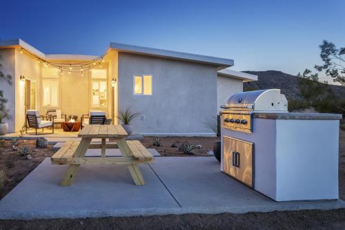 Harvest Moon Hideaway - BBQ, Hammocks & Dark Skies home in Joshua Tree, USA