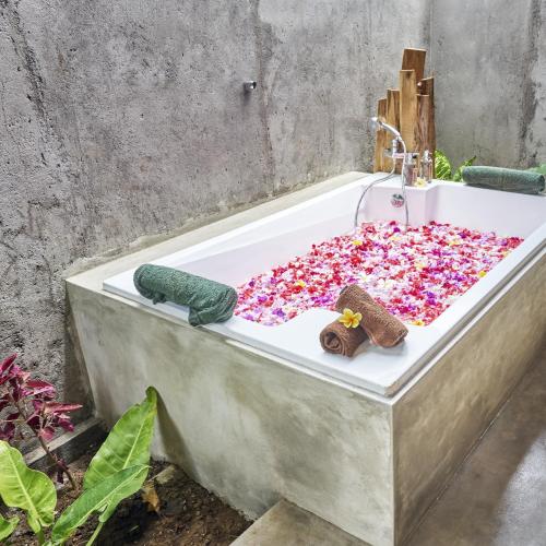 423553338 Anda Amed Villas & Spa