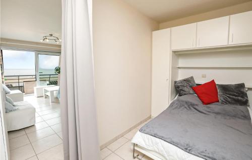 One-Bedroom Apartment image 9