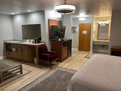 Days Inn by Wyndham San Simeon - image 10