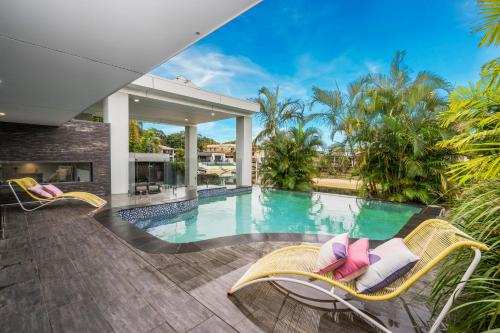 Essence of Broadbeach - Luxury Broadbeach Family Escape with Pool