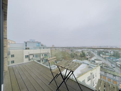 Luxurious Comfy Penthouse - Steps to East Croydon Train Station - Views