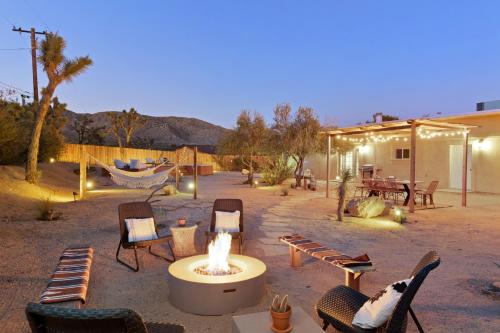 Casa Amarilla- Hot Tub,Firepit,BBQ &Fantastic Yard for Families home in Yucca Valley, USA