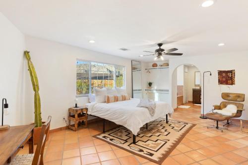 Casa Amarilla- Hot Tub,Firepit,BBQ &Fantastic Yard for Families home in Yucca Valley, USA