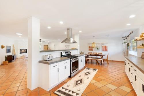 Casa Amarilla- Hot Tub,Firepit,BBQ &Fantastic Yard for Families home in Yucca Valley, USA