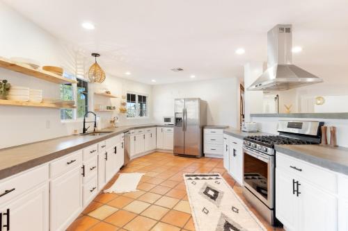 Casa Amarilla- Hot Tub,Firepit,BBQ &Fantastic Yard for Families home in Yucca Valley, USA