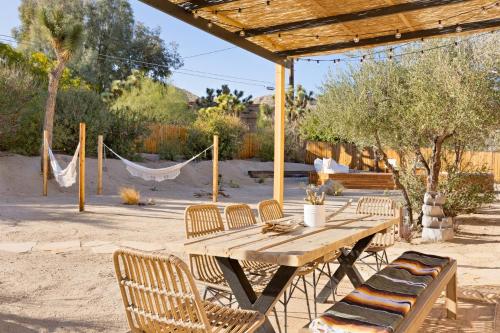 Casa Amarilla- Hot Tub,Firepit,BBQ &Fantastic Yard for Families home in Yucca Valley, USA