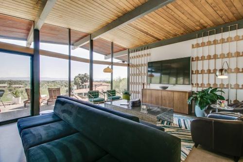 Luxury Hillside Mid Century Modern w Amazing Views Spa and Pool