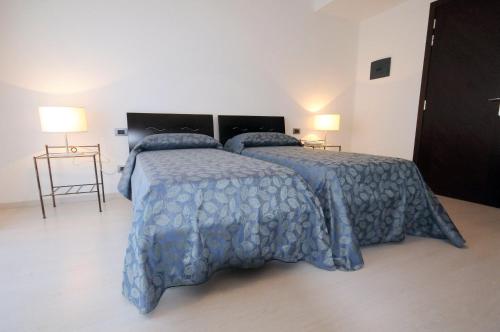2 twin beds