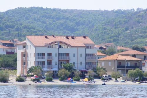 Vila Slatine - Beach Apartments