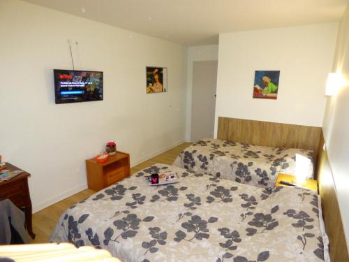 2 double beds, 1 twin bed