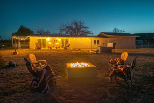 Easy Rider Ranch - Hot Tub, Fire Pit & Hammocks Under the Stars! home in Pioneertown, USA