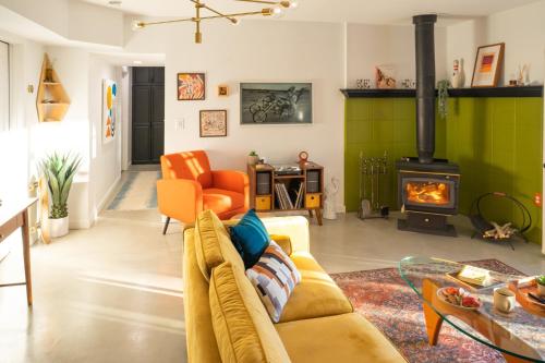 Easy Rider Ranch - Hot Tub, Fire Pit & Hammocks Under the Stars! home in Pioneertown, USA