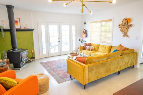 Easy Rider Ranch - Hot Tub, Fire Pit & Hammocks Under the Stars! home in Pioneertown, USA