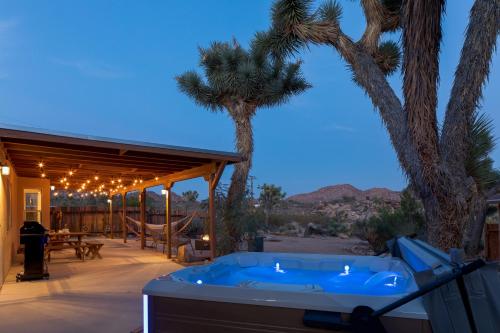 Sukha Life Retreat - Beautiful Views, Close to JTNP withHot Tub! home