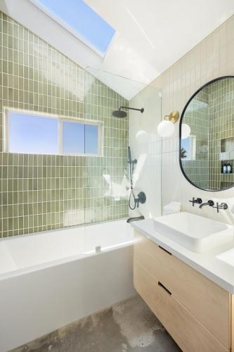 Relax in Style at The Green Jackrabbit - Hot Tub, Record Player home, Sunfair Heights (foto 2)