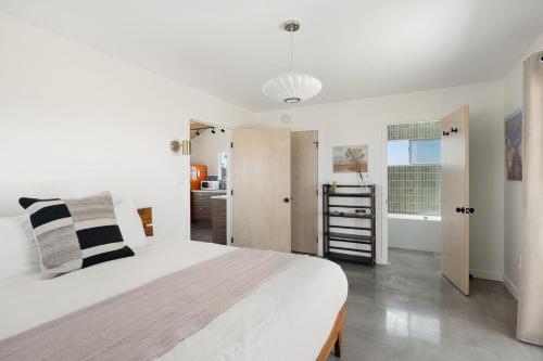 Relax in Style at The Green Jackrabbit - Hot Tub, Record Player home, Sunfair Heights (foto 9)