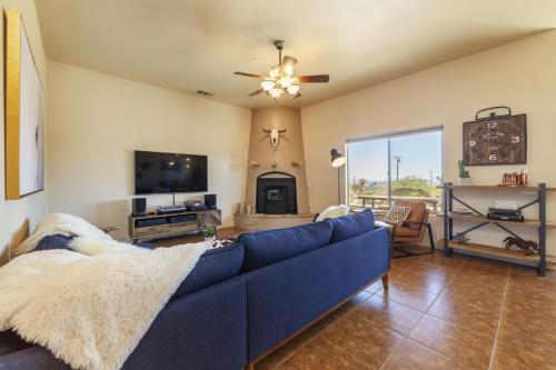 Horizon House - Hot Tub, Fire Pit & BBQ - Adobe in JT home in Joshua Tree, USA