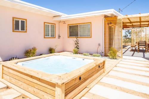 Flamingo Ranch - Dreamy Desert Design with Hot Tub home in Pioneertown, USA