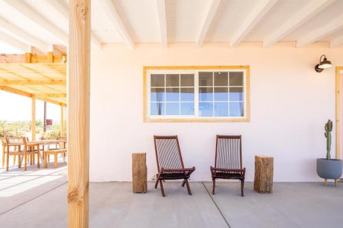 Flamingo Ranch - Dreamy Desert Design with Hot Tub home in Pioneertown (CA)