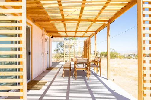 Flamingo Ranch - Dreamy Desert Design with Hot Tub home in Pioneertown (CA)