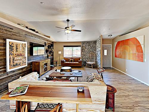 Rawhide Ranch - Walk to Pappy and Harriet's with Hot Tub! home, Yucca Valley (Foto 6)