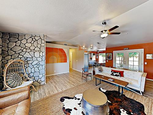 Rawhide Ranch - Walk to Pappy and Harriets with Hot Tub! home in Yucca Valley, USA